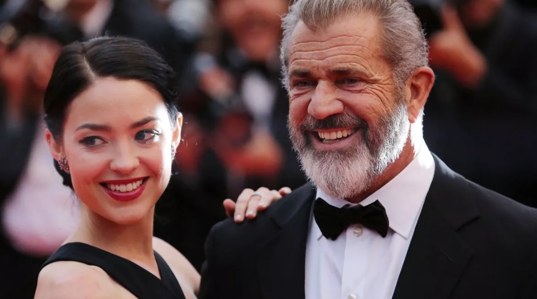 O ator é casado atualmente com a atriz Rosalind Ross, de 34 anos (nascida em 5/7/1990), com quem tem um filho chamado Lars. 
