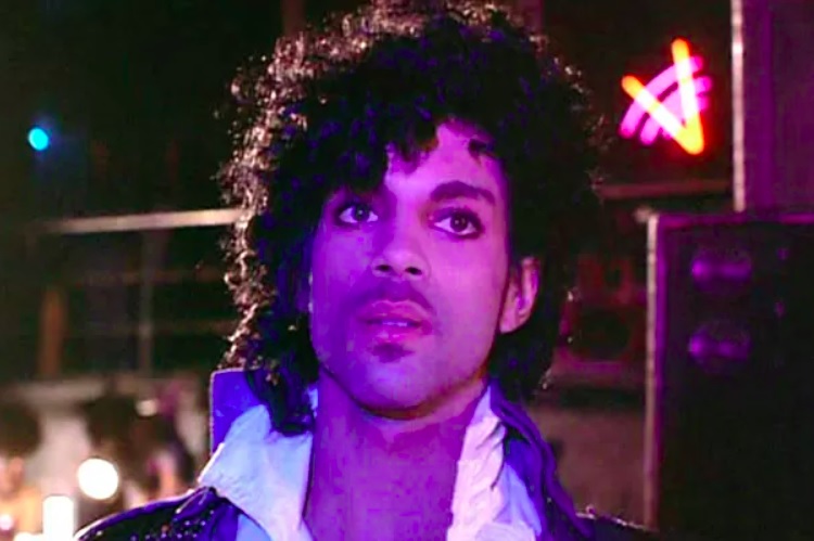 Em 1996, Prince se casou com a dançarina Mayte Garcia. Dois meses após o casamento, o casal teve um filho, Amiir, que acabou falecendo logo após o nascimento. Eles se divorciaram em 2000.