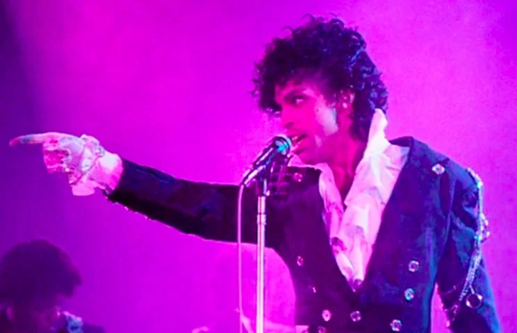 Além de ser um sucesso comercial (foram mais de 21 milhões de cópias vendidas), o disco marcou uma geração e continua a influenciar artistas até hoje.