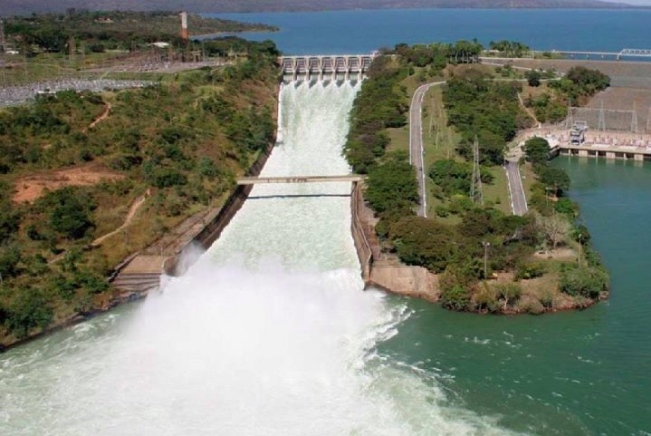 Diversas usinas hidrelétricas foram construídas ao longo de seu curso, incluindo a Três Marias (foto), Sobradinho, Paulo Afonso e Xingó, que juntas são responsáveis por uma significativa parcela da energia consumida no Nordeste brasileiro.