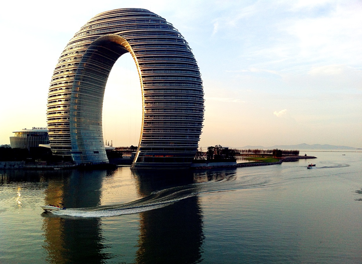 O Sheraton Huzhou Hot Spring Resort , na China, chama atenção pelo formato de ferradura. É um hotel luxuoso, com 321 quartos, erguido sobre o Lago Tai. 
