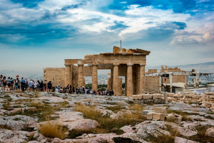 Reconhecida como Patrimônio Mundial da UNESCO em 1987, hoje a Acrópole de Atenas é um dos destinos turísticos mais visitados do mundo, atraindo milhões de turistas anualmente.