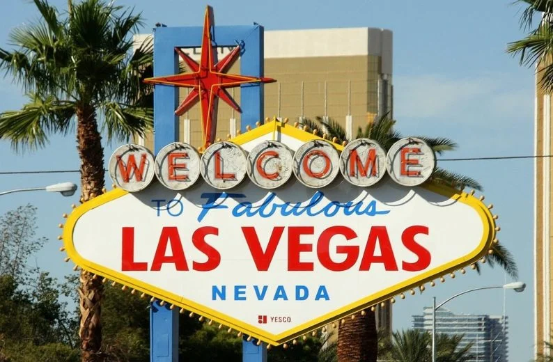 Quando se fala em Las Vegas, as pessoas  lembram logo de cassinos. Mas, curiosamente, a cidade também é um dos destinos mais populares do mundo para casamentos,  com dezenas de capelas que oferecem cerimônias rápidas e temáticas.