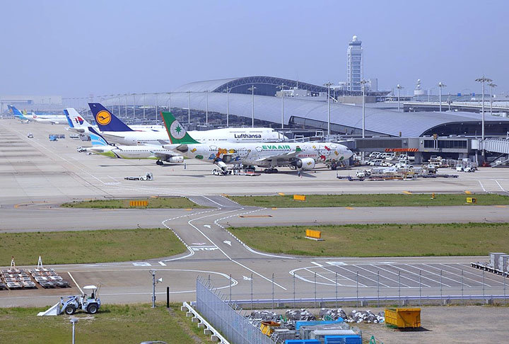 O terminal principal -  projetado pelo renomado arquiteto italiano Renzo Pianotem - tem forma de asa e parece flutuar sobre a água. O telhado é suportado por uma estrutura de aço que parece um caranguejo gigante.