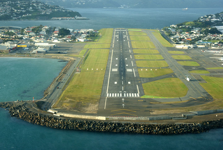 Tem uma pista de pouso e decolagem extremamente curta (uma das mais difíceis para os pilotos no mundo).  Os aviões precisam fazer uma curva fechada logo após a decolagem, evitando as montanhas próximas.