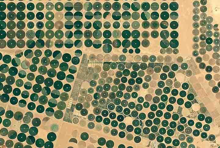 Os “círculos da vida” indicam que abaixo da área desértica no norte da África funciona uma imensa estrutura que abastece a Líbia de água doce. 