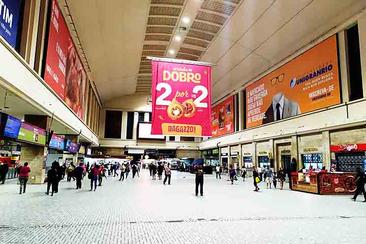 Inaugurada em 1858, a Estação Central do Brasil, situada no centro do Rio de Janeiro, é uma das estações ferroviárias mais famosas do país.