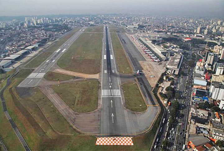 O aeroporto é cercado por ruas, prédios, casas, comércio. Por isso costuma entrar na lista. A Av. Washington Luís, movimentada via expressa da cidade, passa abaixo da pista de pouso e decolagem. 