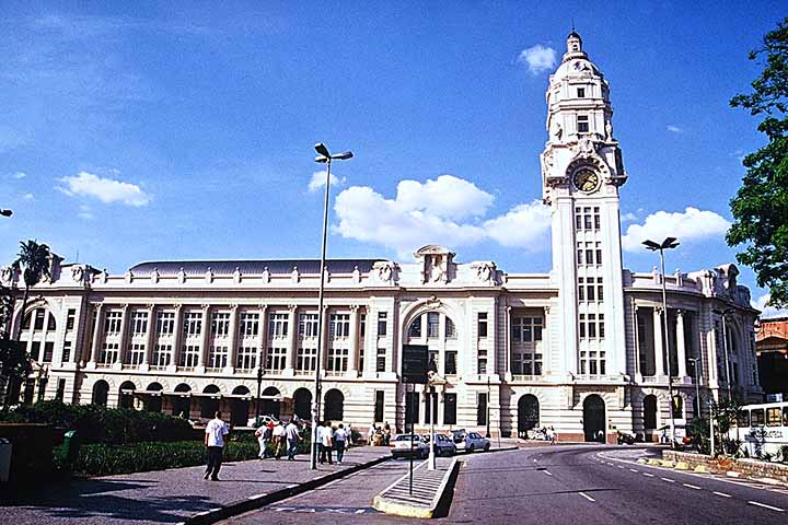 Sua estrutura, repleta de detalhes artísticos, está em processo de restauração para preservar sua beleza histórica. A estação é um símbolo cultural e arquitetônico de São Paulo, conectando a história ferroviária à vida artística da cidade.