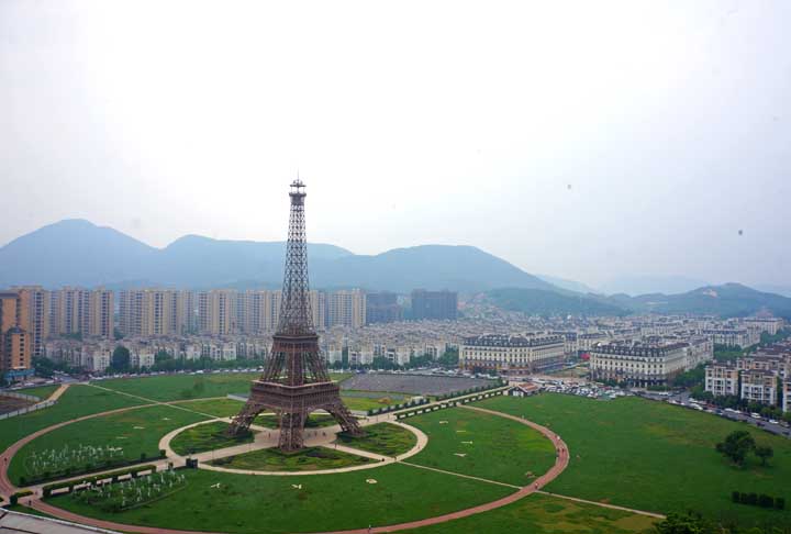 Tianducheng: Localizado na cidade de Hangzhou, Tianducheng é uma cópia de Paris. Tem até uma torre Eiffel igualzinha à original, com 108 metros de altura!