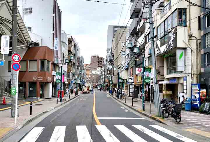 Para minimizar o contato excessivo com outras pessoas, japoneses de grandes centros urbanos podem pagar valores para não serem incomodados. 

