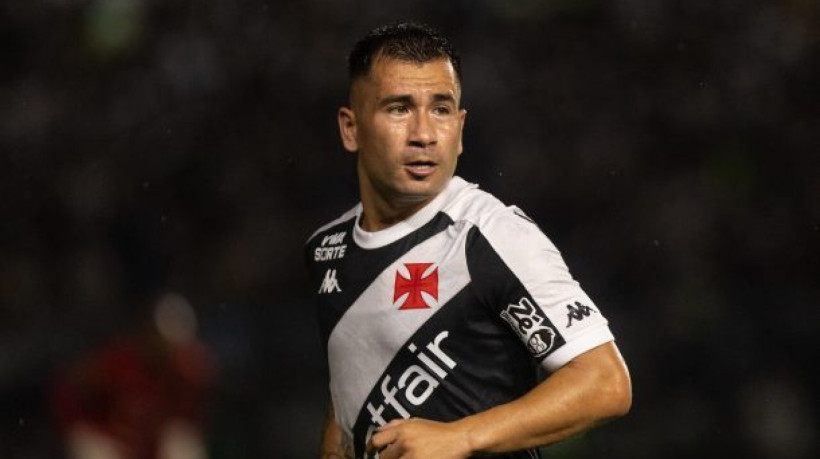 Jogador chileno tem contrato até junho de 2026, mas perdeu espaço