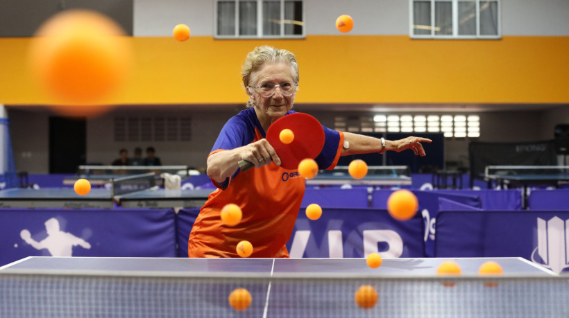 Vera Lúcia jogando tênis de mesa