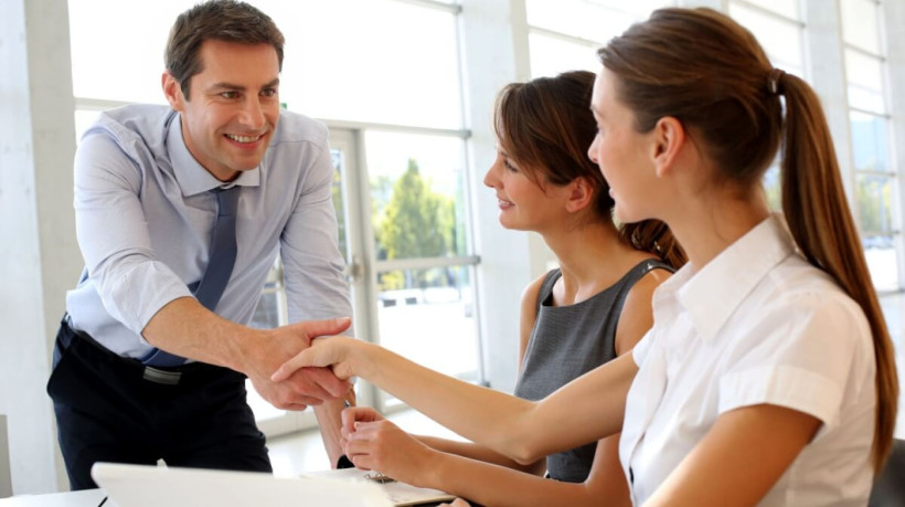 Estratégias são essenciais para conquistar e fidelizar clientes, visando ao crescimento das vendas do negócio (Imagem: ESB Professional | Shutterstock)