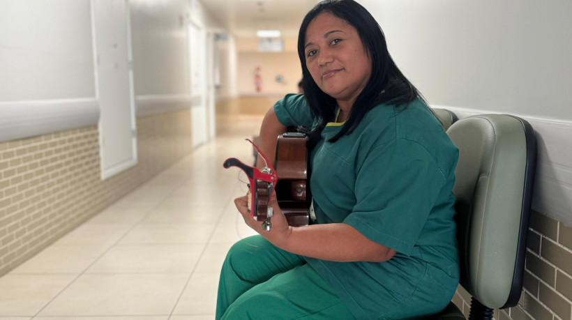 Por meio da música, a técnica de enfermagem leva consolo e esperança aos pacientes 