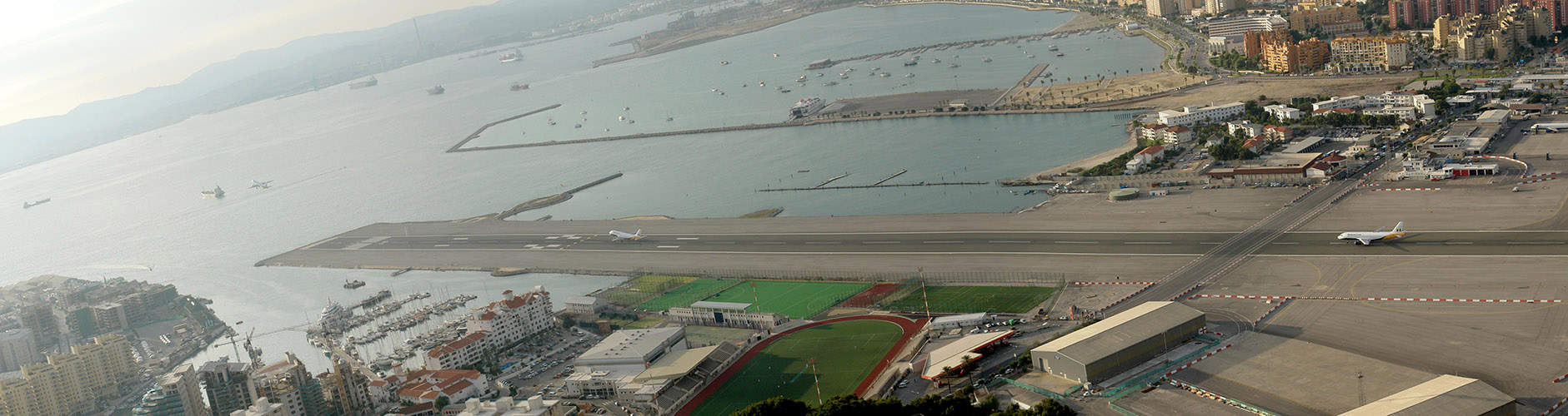 Outros aeroportos pelo mundo também têm peculiaridades que chamam atenção: pista curta, localização em centro urbano, gelo na pista, etc. 