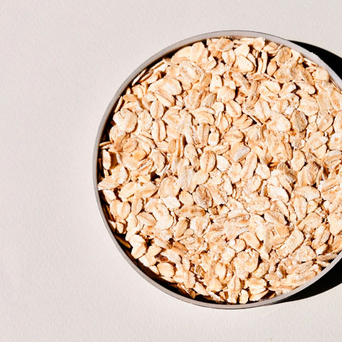 Além disso, a aveia também contém avenantramida, um composto bioativo com ação antioxidante e anti-inflamatória. Ele melhora a função do hormônio insulina e ajuda a controlar a glicemia de pessoas que já possuem diabetes.