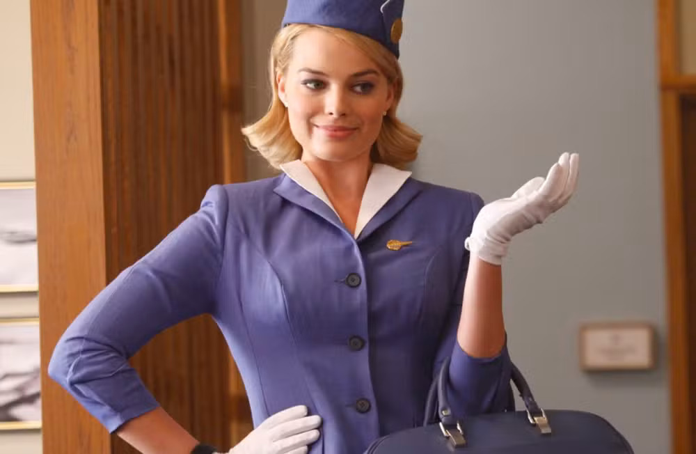 A série Pan Am, de 2011, foi uma espécie de porta de entrada para a carreira de Margot Robbie.  O enredo é centrado na famosa companhia Pan American Airways, a Pan Am. Margot interpreta Laura Cameron, uma aeromoça recém-saída do treinamento