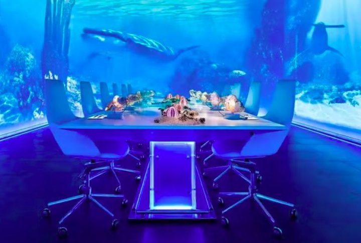 Os hóspedes são recebidos em um lounge futurista antes de serem levados à sala de jantar, que é toda equipada com projetores de última geração, alto-falantes e sistemas de iluminação.