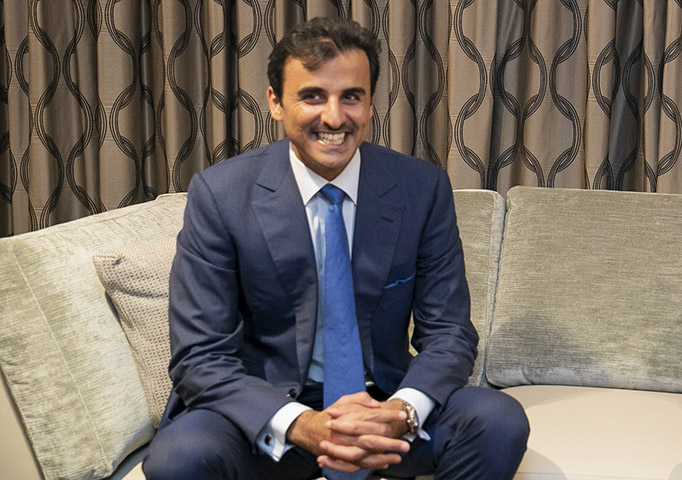 O termo emir vem do árabe Amir, que significa comandante ou príncipe. Na região, a expressão é usada para descrever um líder militar e/ou de um país. A grosso modo, é o rei da tradição muçulmana. Um muçulmano é quem pratica o Islamismo. 