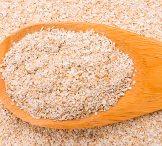 Ela em forma de farelo é feita da casca da aveia, sendo uma boa fonte de fibras e beta-glucana, que ajuda a reduzir o colesterol. 