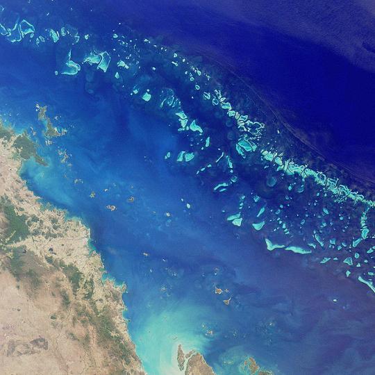 Maior mar: Mar de Coral - 4.183.510 km² .  mar marginal que corresponde à porção do oceano Pacífico encostada à costa nordeste do estado australiano de Queensland.[1] É famoso por conter a Grande Barreira de Coral.