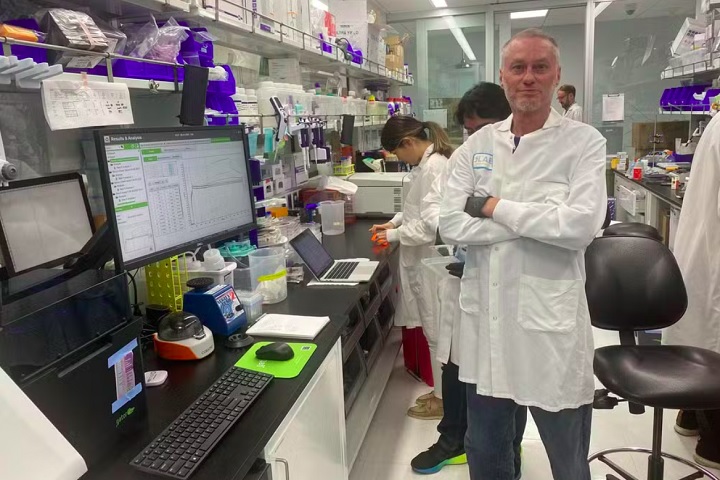 Um homem passou 18 anos injetando veneno de cobra em si mesmo numa tentativa de desenvolver um antídoto universal.