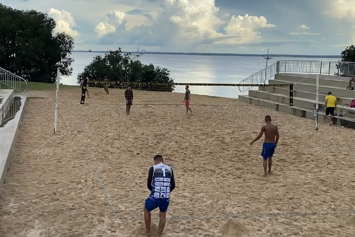 Apesar de não ser recomendada para banhos, a praia é ideal para caminhadas, piqueniques e momentos de lazer em família. 