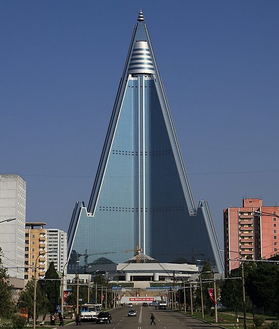 3) Ryugyong Hotel, Coreia do Norte (330 m): O arranha-céu de 105 andares, que fica em Pyongyang, começou a ser construído em 1987, mas foi abandonado nos anos 1990 devido à crise econômica da Coreia do Norte. 