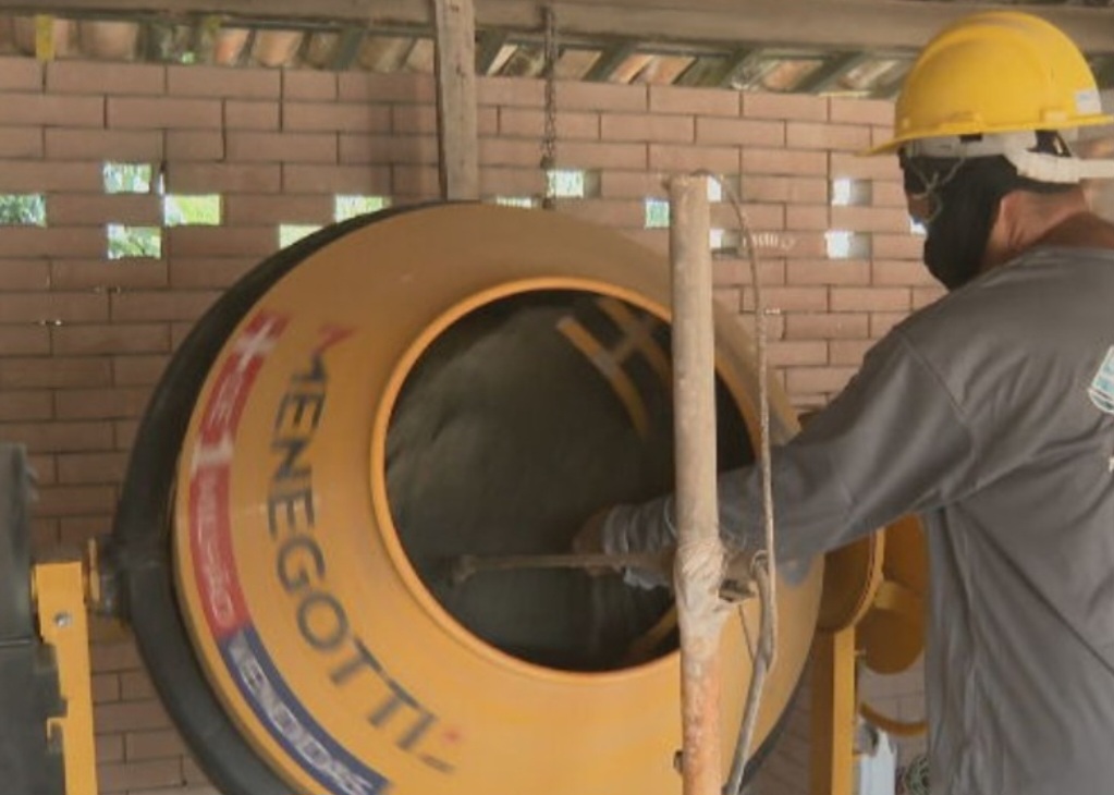 O tijolo produzido pela iniciativa criativa em Pernambuco é um dos tipos de tijolos ecológicos que são preparados a partir do aproveitamento de materiais que seriam desperdiçados. 