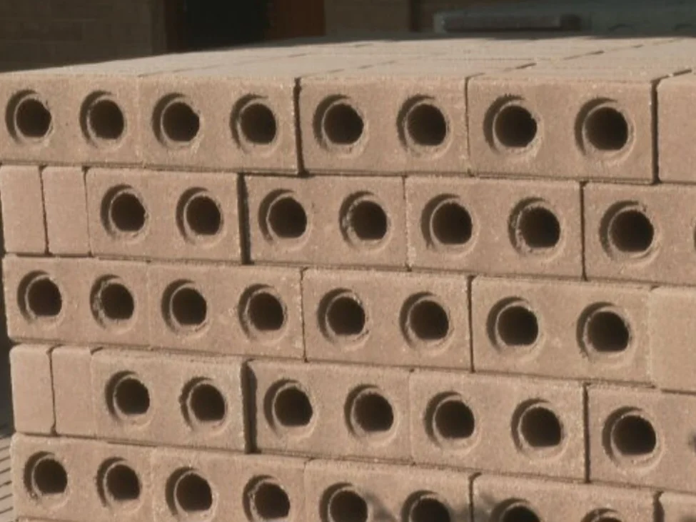 A fábrica tem capacidade para produzir 1.500 tijolos por dia.  E a tendência é ampliar, já que o projeto ganhou o reconhecimento da Sudene - a Superintendência do Desenvolvimento do Nordeste.