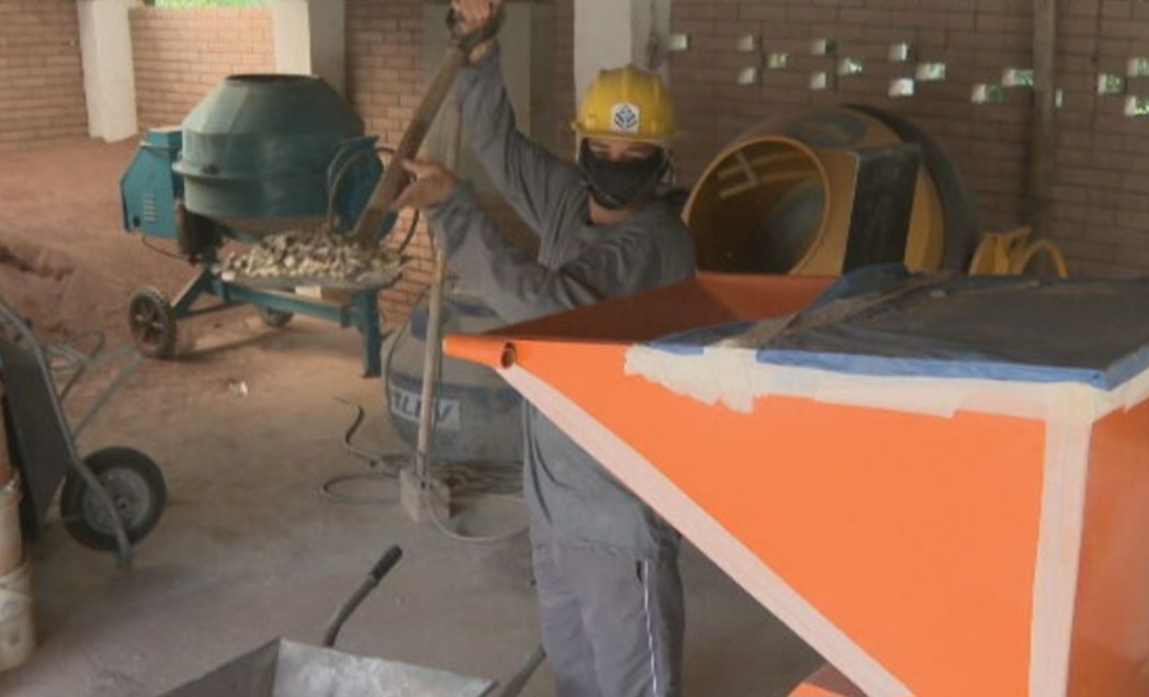 Depois que a massa fica pronta, os tijolos são prensados em outro equipamento. Eles são modulados, de encaixe, e perfurados por dentro.