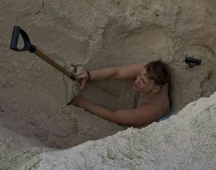 O caso aconteceu no começo de maio , mas viralizou no dia 16/5, quando um brasileiro, 
o roteirista Alan Smith,  postou a aventura nas redes sociais. Na foto, uma pá usada na tentativa de retirar o jovem do buraco.
