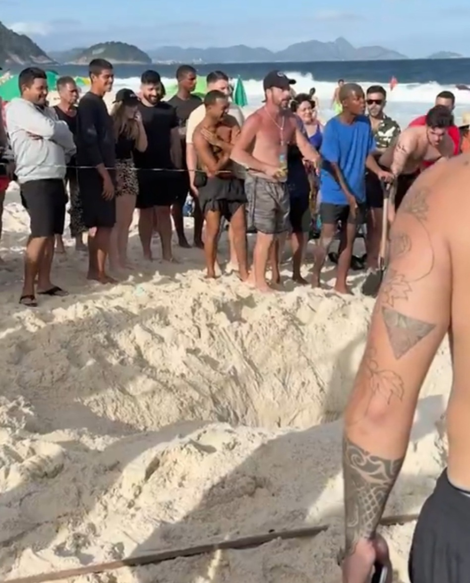 A brincadeira poderia ter se transformado numa tragédia já que o turista estava num buraco estreito e profundo e abaixo do nível do mar. Com o corpo quase todo soterrado, ele precisou de ajuda de banhistas para chegar à superfície. Passou 3 horas no buraco que ele mesmo abriu.