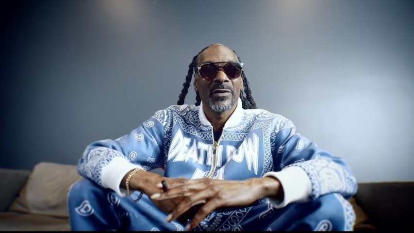 O rapper Snoop Dogg, 53, lançou em 15/05 o seu novo álbum, “Iz It a Crime?”. O projeto pegou os fãs de surpresa, já que chega pouco tempo depois de o artista lançar ‘Altar Call”, disco gospel dedicado à sua mãe, morta em outubro de 2021. 
