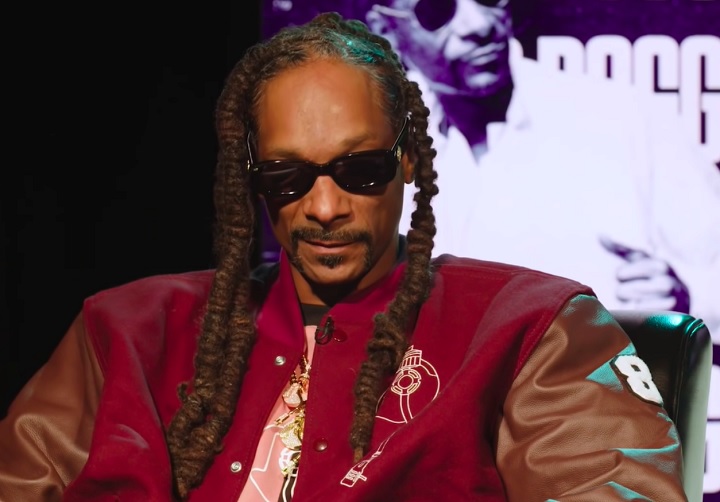 Snoop também é conhecido por seu envolvimento em causas sociais e comunitárias, frequentemente retornando a Long Beach, onde nasceu, para apoiar iniciativas locais.