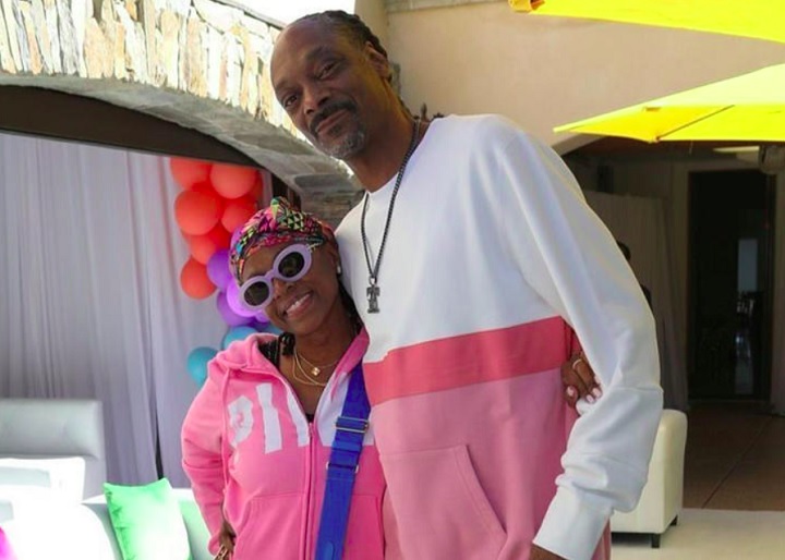 Desde 1997, Snoop Dogg é casado com Shante Broadus. Eles têm três filhos juntos. O rapper também é pai de Julian, fruto de um relacionamento anterior.

