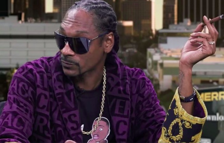 Snoop Dogg é conhecido por suas letras que frequentemente abordam temas como a vida nas ruas, festas e o uso recreativo de maconha.