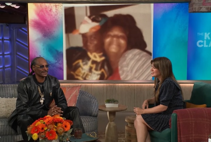 Segundo o rapper, o apelido inteiro foi dado por sua mãe, que sempre foi muito próxima dele e faleceu em 2021. “Quando criança, eu assistia muito Charlie Brown, era um dos meus desenhos favoritos. Eu assistia tanto que minha mãe dizia: ‘você vê tanto o Snoopy que está começando a se parecer com ele’, contou Snoop Dogg em uma entrevista no programa da Kelly Clarkson.

