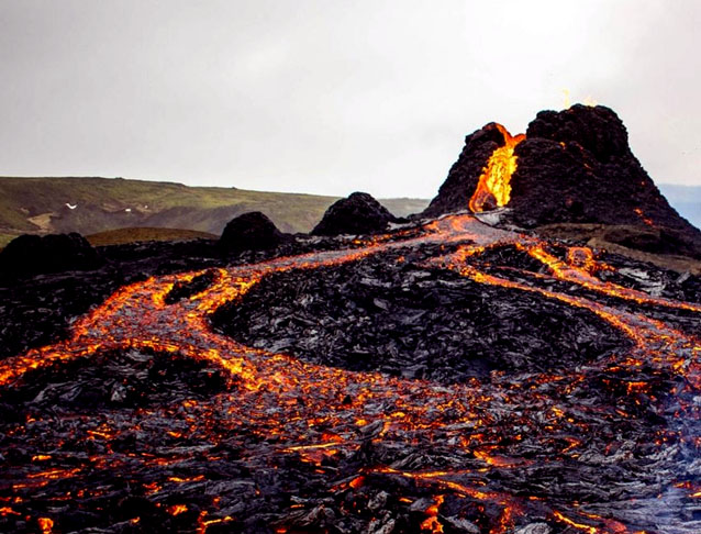 Vulcão Nyiragongo (Congo) - Explodiu em janeiro de 2002, matando mais de 500 pessoas e destruindo parte de Goma. A onda de lava dividiu a cidade ao meio e só parou quando atingiu o Lago Kivu. Deixou 300 mil desalojados. 
