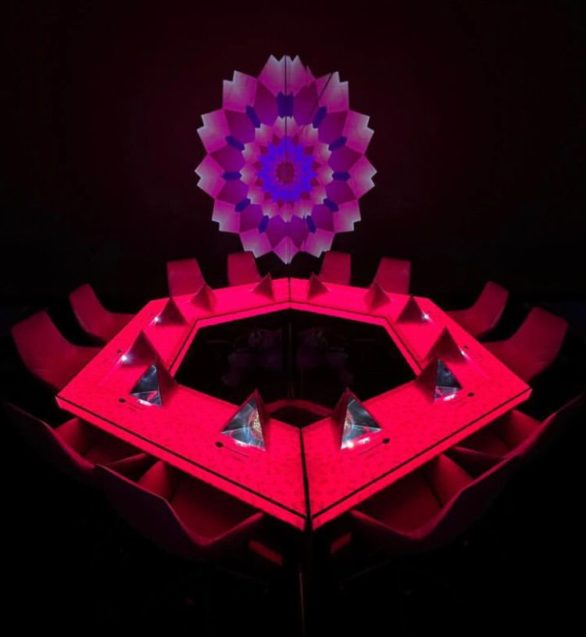 Para garantir tudo isso, a equipe do restaurante trabalhou lado a lado com chefs, engenheiros, cenógrafos, ilusionistas, arquitetos e roteiristas durante dois anos.