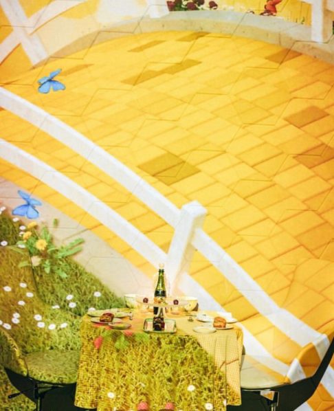 Isso cria uma experiência imersiva, colocando os clientes em uma jornada por campos, praias, ambientes subaquáticos com águas-vivas, e até o Polo Norte.