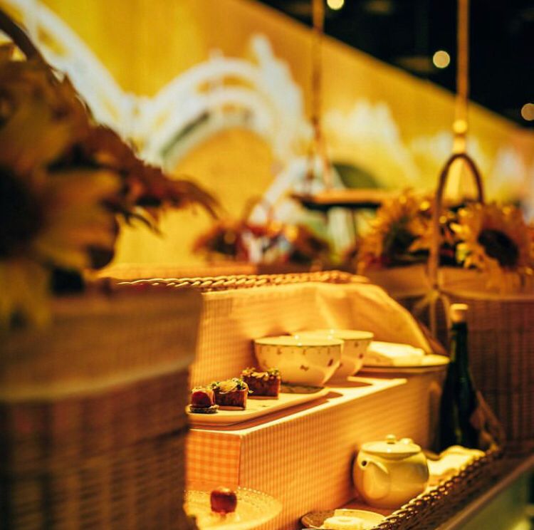 Contando com um investimento significativo, a equipe pôde trabalhar em várias plataformas ao mesmo tempo, combinando arte visual, efeitos especiais e comunicação.