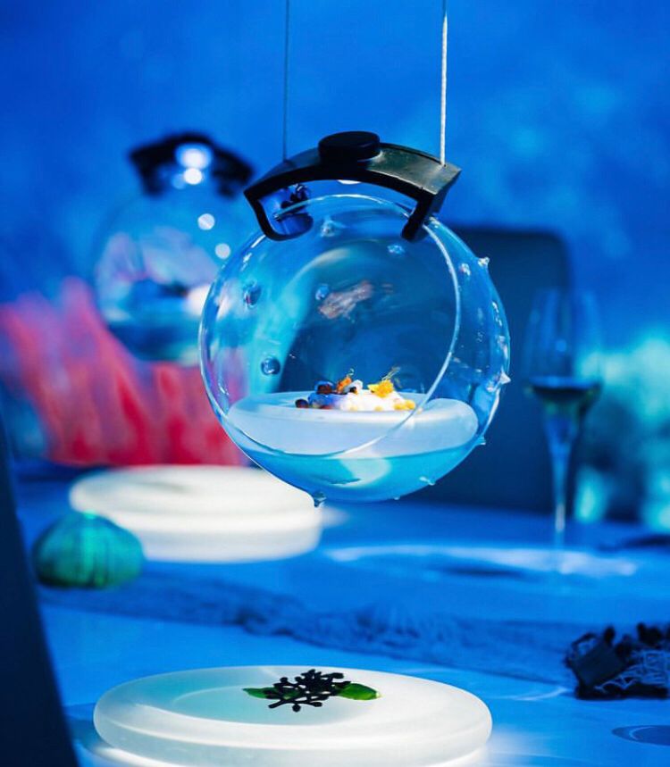 Além de contar com uma culinária sofisticada, o restaurante oferece um show com efeitos visuais, laser e projeções imersivas.