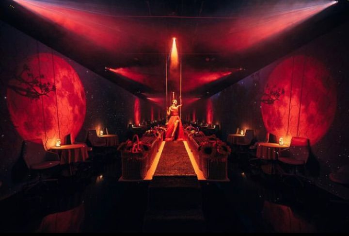 A experiência Sublimotion também inclui apresentações de entretenimento ao vivo, com números de música, dança e acrobacias. 