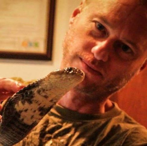 Tim Friede, especialista em venenos, se deixou ser picado 856 vezes e chegou a quase morrer depois de ser mordido por duas cobras ao mesmo tempo.