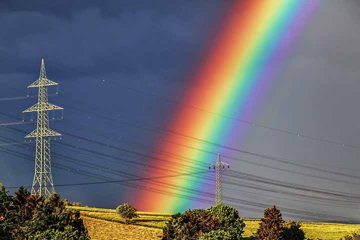 Ele aparece como um arco multicolorido, com o vermelho na parte externa e o violeta na parte interna. O fenômeno geralmente ocorre após chuvas, quando o sol está baixo no céu. Ou em locais onde volume de água marca forte presença.