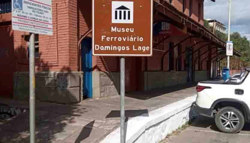 A visita revela como os trilhos impulsionaram a economia local e conectaram a cidade ao resto do Brasil, com vagões antigos, equipamentos históricos e painéis interativos.