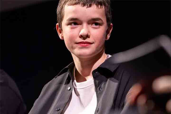 Antes de ingressar na carreira artística, Owen Cooper sonhava com uma trajetória no futebol. Torcedor do Liverpool, ele praticava o esporte desde pequeno e não via a atuação como uma opção viável.