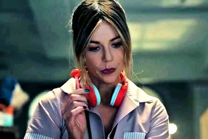 No papel principal, Kaitlin Olson brilha como Morgan. Conhecida por seu trabalho na série de comédia It's Always Sunny in Philadelphia, onde interpreta a irreverente Dee Reynolds, Olson entrega aqui uma atuação que mistura humor, vulnerabilidade e inteligência com maestria.